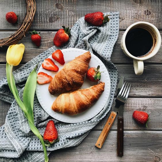 Makanan Pendamping Kopi yang Bikin Rasa Makin Nendang