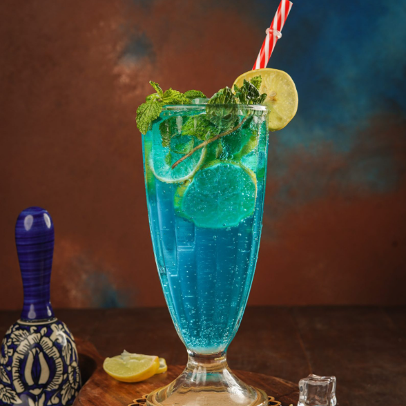 Blue Lagoon Mocktail Segar dengan Warna Biru yang Menarik